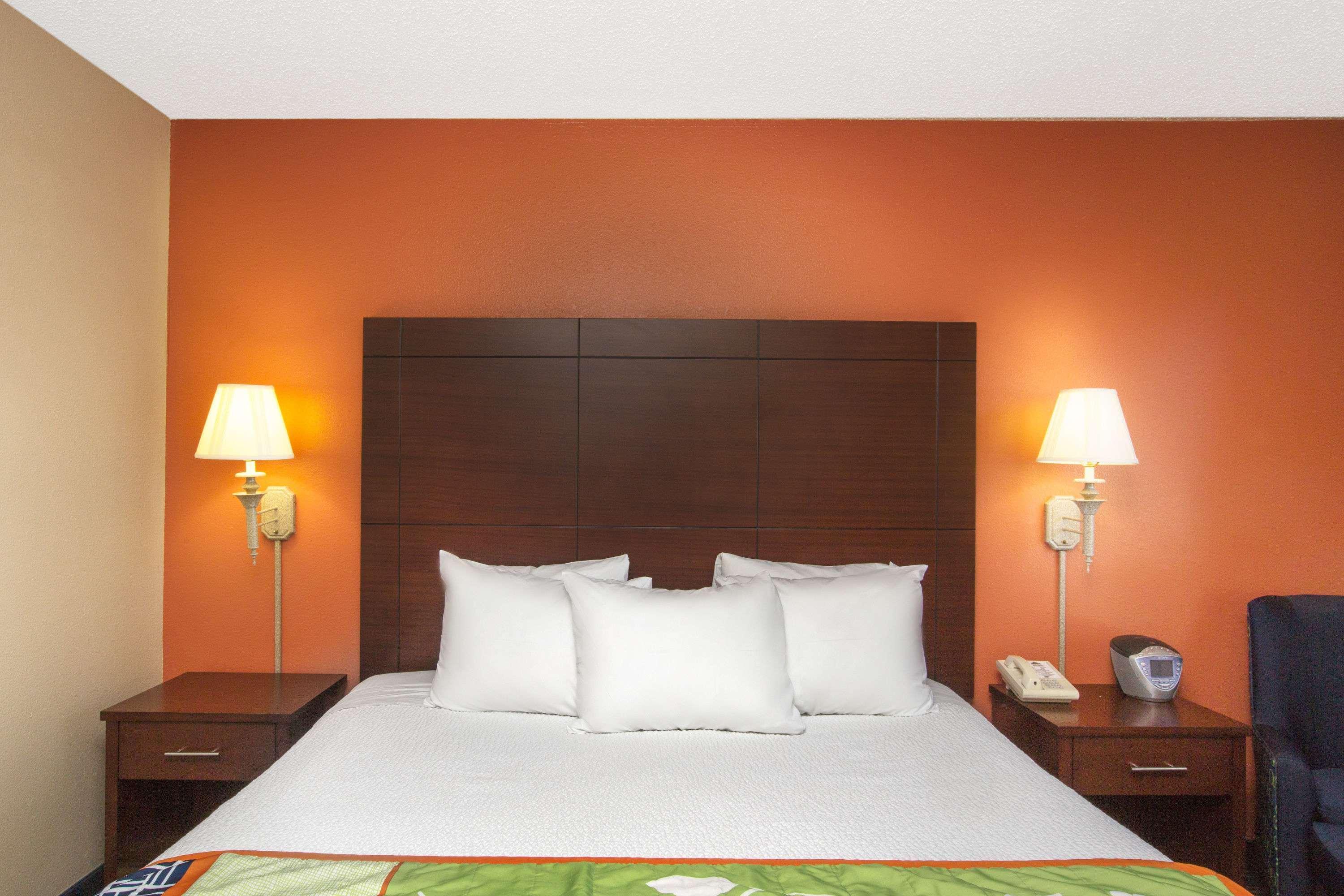 Days Inn By Wyndham Fremont Esterno foto